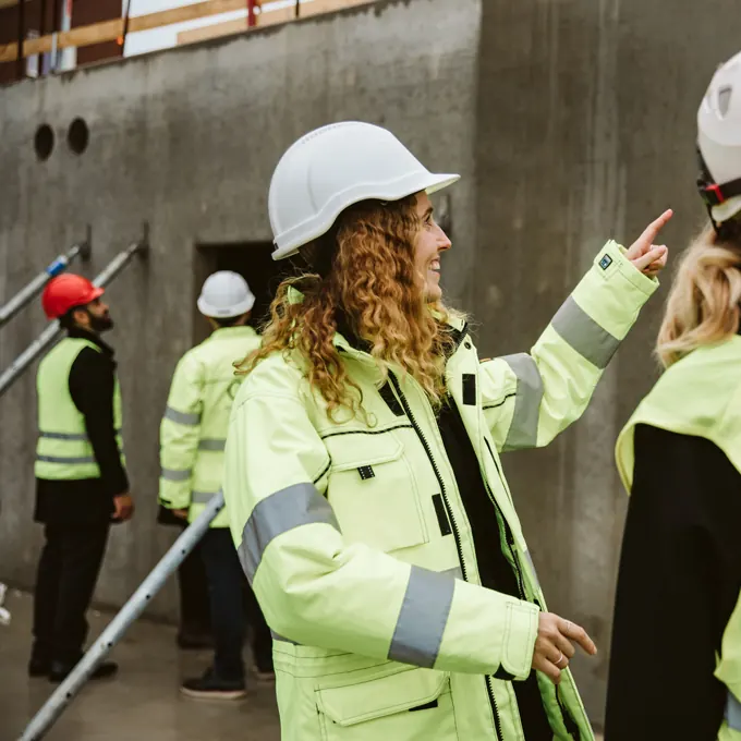 Person i reflexjacka på en byggarbetsplats
